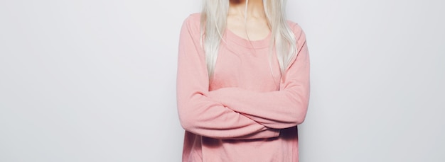 Gros plan des bras croisés féminins en chemise rose sur la vue panoramique de la bannière blanche