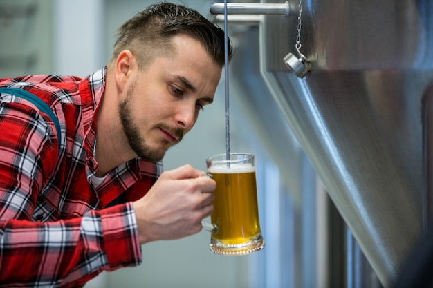 Gros plan, brasseur, essai, bière