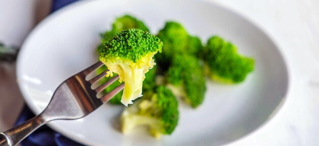 Gros plan de brocoli de légumes frais verts Brocoli vert frais sur plaque Légumes de brocoli