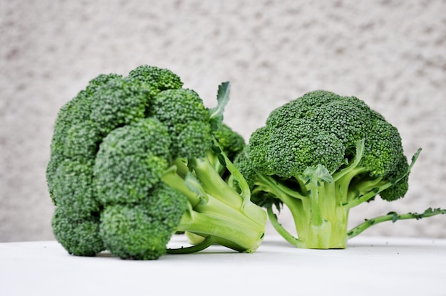 Gros plan de brocoli mûr et frais. Bourgeons de brocoli crus biologiques verts sains, prêts à cuisiner. Régime vert