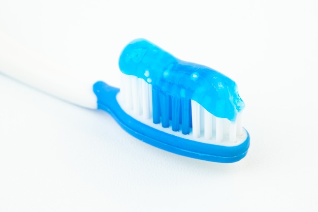 Gros plan d&#39;une brosse à dents bleue