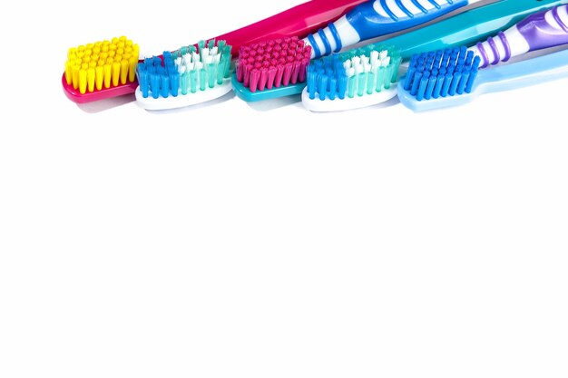 Photo un gros plan d'une brosse à dents colorée sur un fond blanc