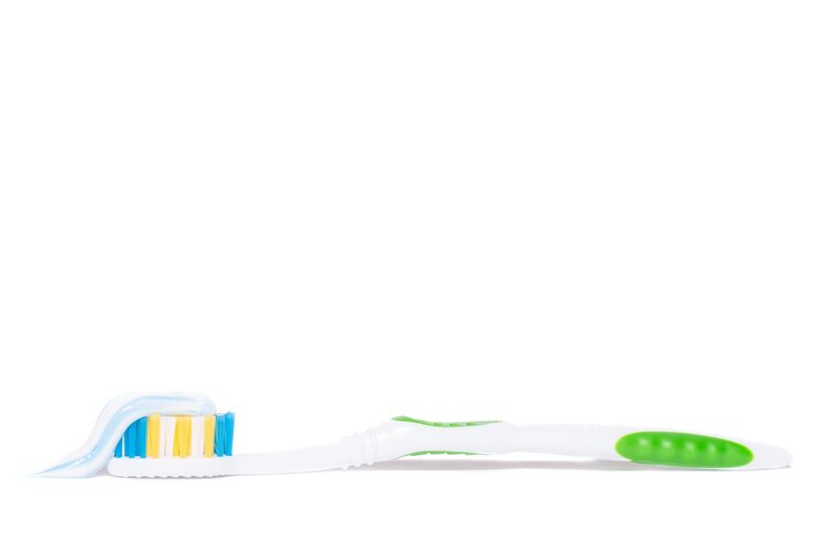 Photo gros plan de la brosse à dents isolé sur fond blanc