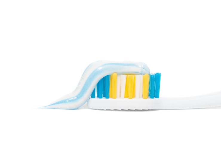 Photo gros plan de la brosse à dents isolé sur fond blanc