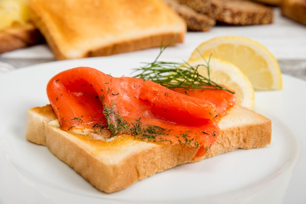 Gros plan sur la bruschetta avec tomate et basilic sur planche de bois