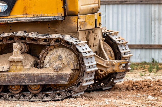 Gros plan d'un bulldozer sur chenilles puissant sur le chantier de construction Matériel de construction pour déplacer de grands volumes de sol Machine de construction moderne Machine de construction de routes