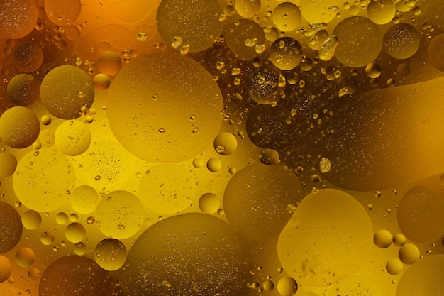 Un gros plan de bulles d'huile avec les mots « huile » sur le dessus.