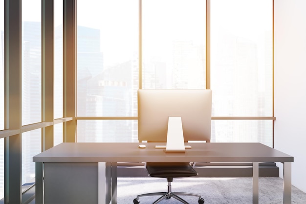 Gros plan d'un bureau dans une salle aux fenêtres panoramiques aux tons