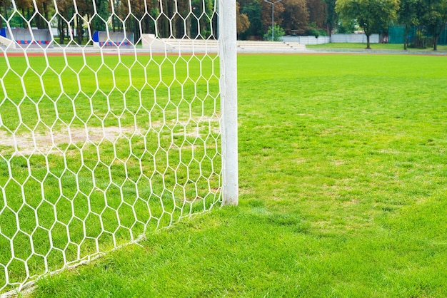 Gros plan sur un but de football au stade.