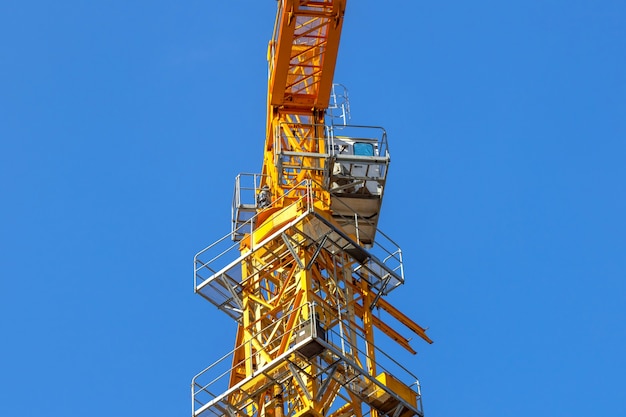 Gros plan de cabine de grue de construction sur fond de ciel bleu photo