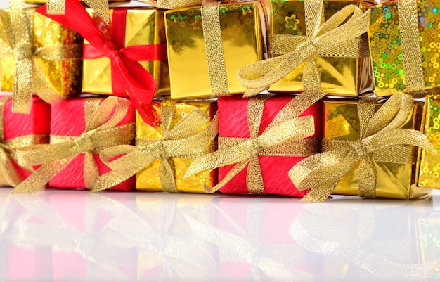 Gros plan de cadeaux dorés et rouges sur fond blanc