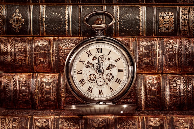 Gros plan sur le cadran de l'horloge antique. Montre de poche vintage.