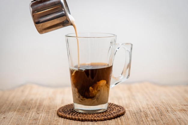 Gros plan de café café Americano au lait d'avoine