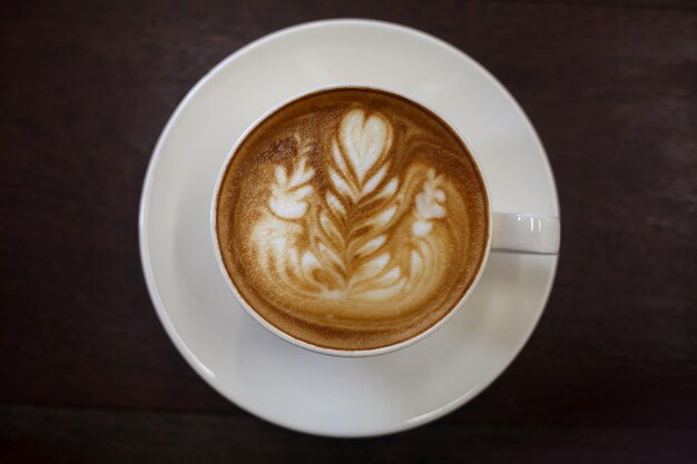 Gros plan café latte art sur table en bois Mise au point sélective