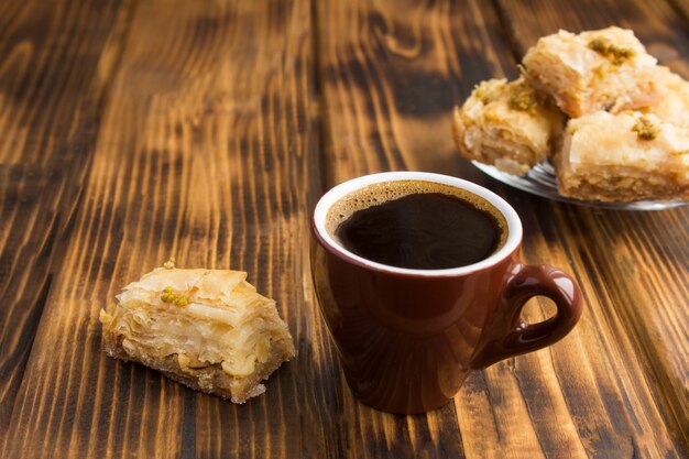 Gros Plan Sur Le Café Et Les Loukoums Sur La Table En Bois