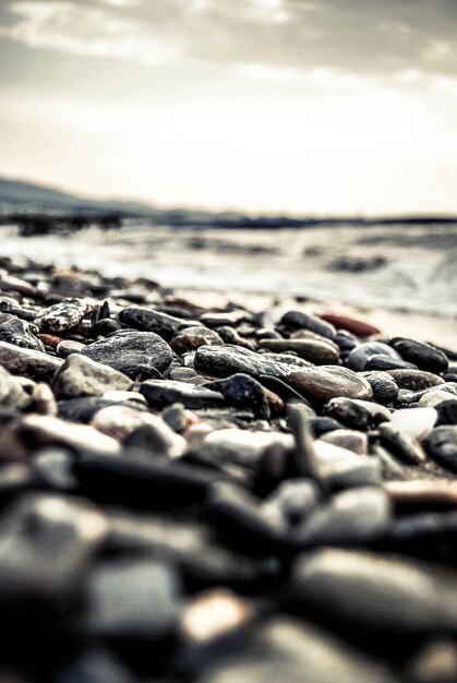 Photo un gros plan des cailloux sur la plage