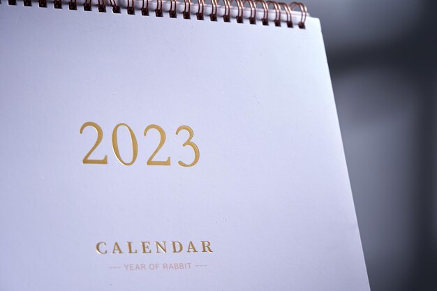 Gros plan sur le calendrier de bureau 2023