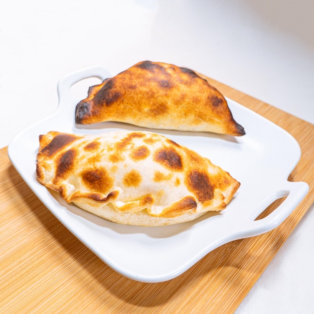 Gros plan de calzone sur un plateau blanc