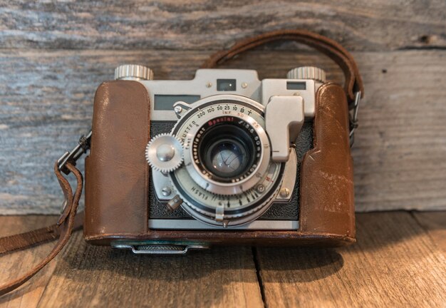 Photo un gros plan d'une caméra à l'ancienne sur la table.