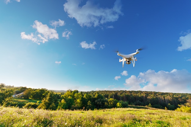 Gros plan sur la caméra de drone blanc. Drone quadcopter en vol