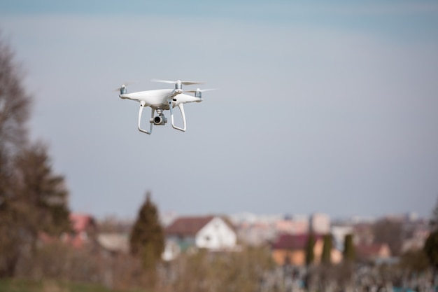 Gros plan sur la caméra de drone blanc. Drone quadcopter en vol