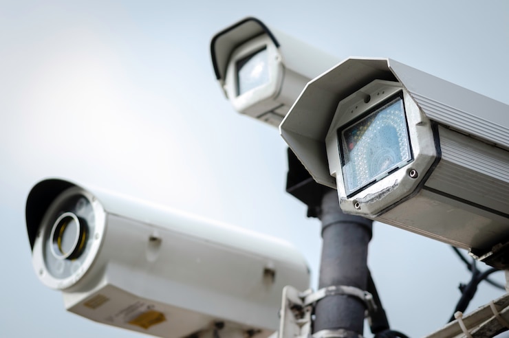 Photo gros plan d'une caméra de sécurité cctv sur un lampadaire dans le parc