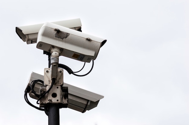 Gros plan d'une caméra de sécurité CCTV sur un lampadaire