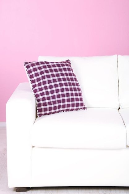 Gros plan canapé blanc dans la chambre sur fond rose