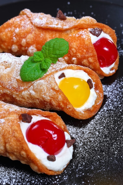 Gros plan sur les cannoli frits maison avec crème