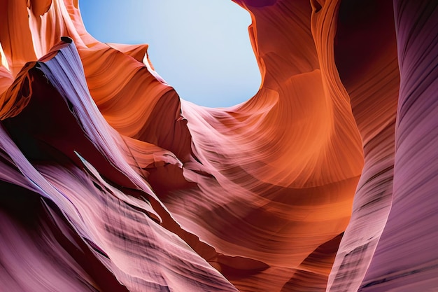 Un gros plan d'un canyon avec les couleurs du canyon en rouge et orange.