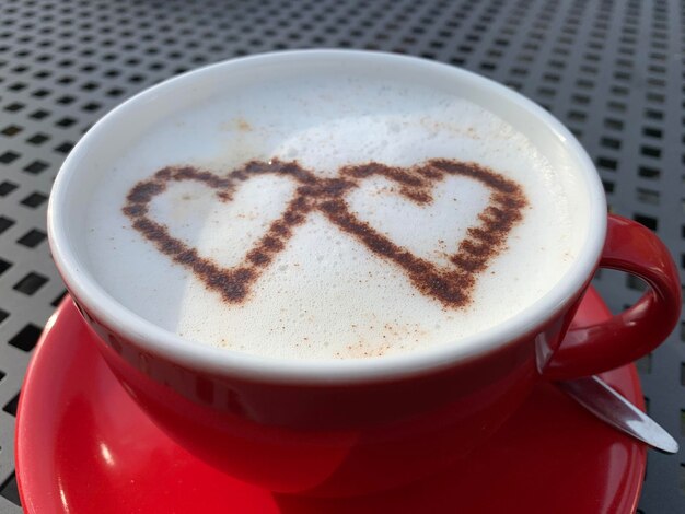 Photo un gros plan d'un cappuccino avec de beaux cœurs