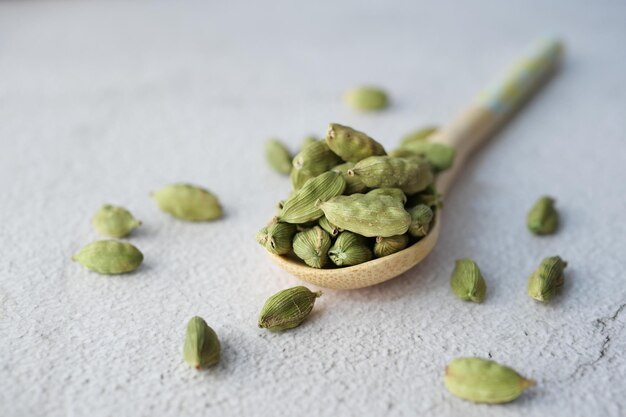 Gros plan de cardamome sur une cuillère sur table