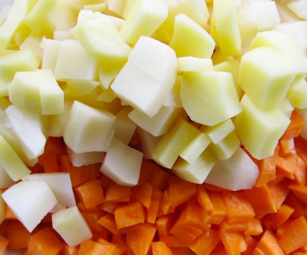 Gros plan de carottes et pommes de terre. Légumes crus colorés.