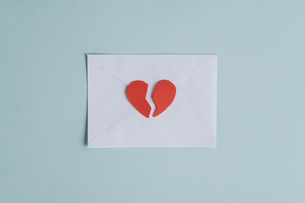 Un gros plan de la carte de Saint-Valentin sur un fond bleu