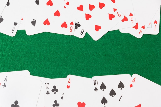 Gros plan de cartes à jouer sur la table de casino verte