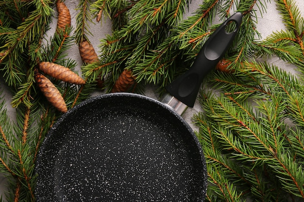 Gros plan de la casserole vide avec arbre de Noël et cônes