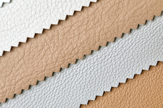 Gros plan sur le catalogue de tissus en cuir pour les travaux de rembourrage intérieur en ton gris clair marron et beige
