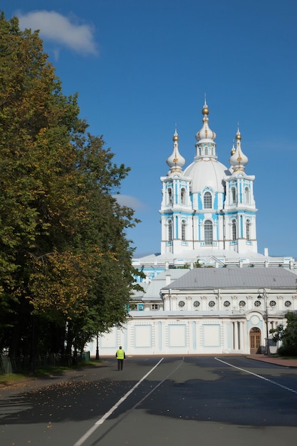 Gros plan de la cathédrale de Smolny le jour de l'après-midi du soleil