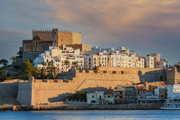 Gros plan sur la célèbre cité templière et médiévale de Peniscola avec ses remparts sur la mer.