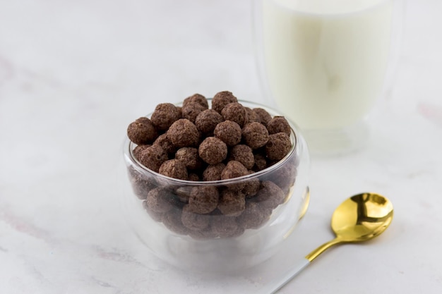 Gros plan de céréales pour petit-déjeuner Bol de flocons de maïs sur une table en marbre blanc