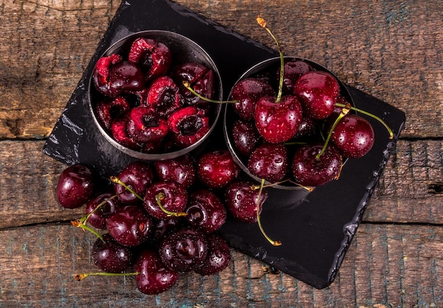 Gros plan de cerise savoureuse sucrée rouge foncé