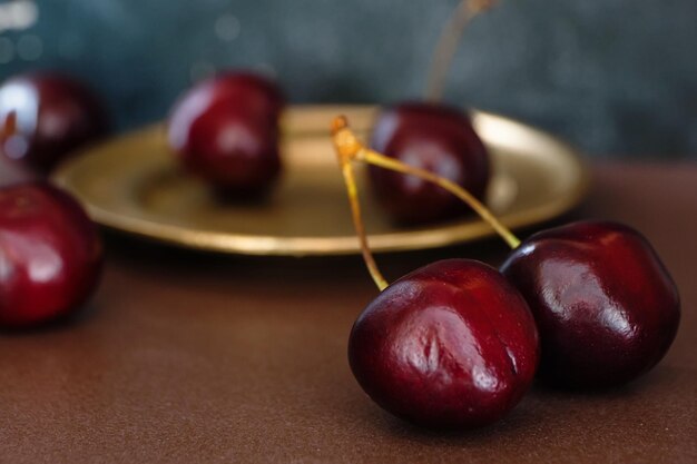 Gros plan de cerises douces rouges juteuses Belle nature morte de baies mûres