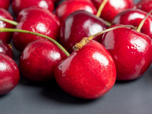 Gros plan de cerises fraîches juteuses lumineuses