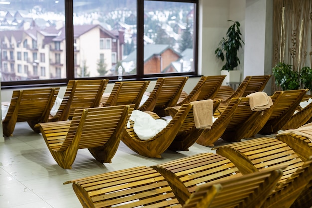 Gros plan sur des chaises longues dans une salle de spa confortable