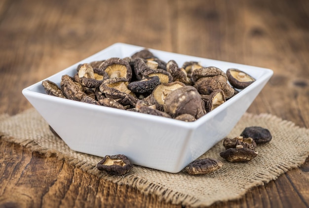 Gros plan de champignons shiitake séchés mise au point sélective