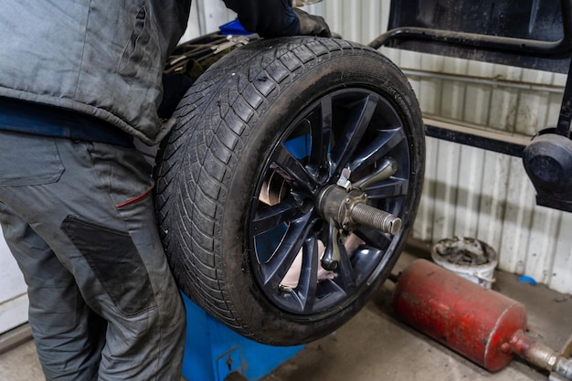 Gros plan sur le changement de pneu de voiture Montage de pneu de voiture