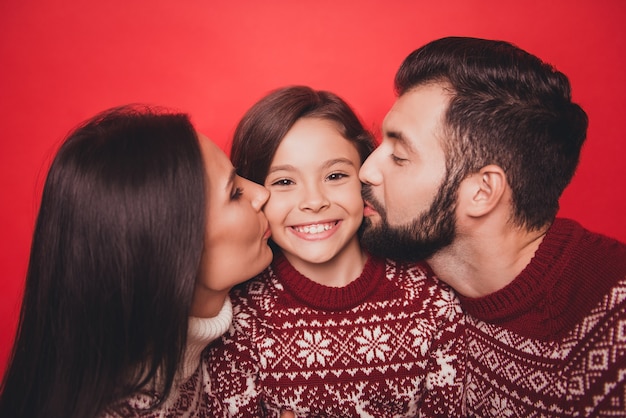 Gros plan sur de charmants beaux parents en costumes de Noël traditionnels mignons tricotés