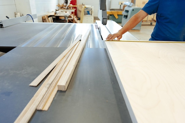 Gros plan d'un charpentier travaillant avec un morceau de bois dans un atelier