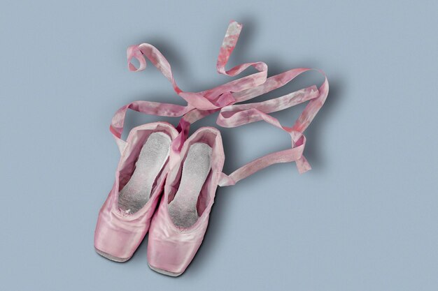 Un gros plan de chaussures de ballet sur un fond gris