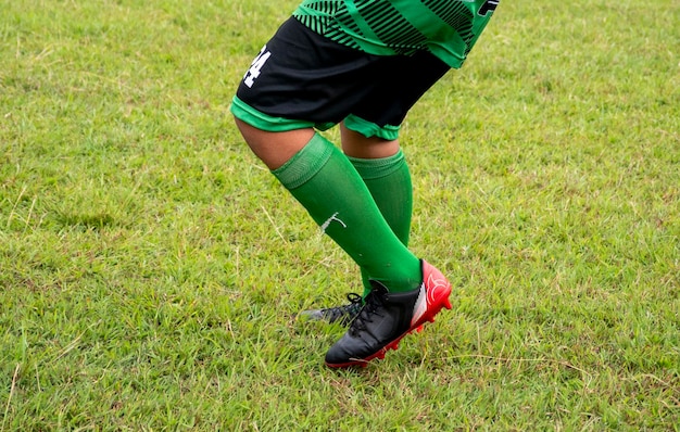 Photo gros plan de chaussures de joueur de football